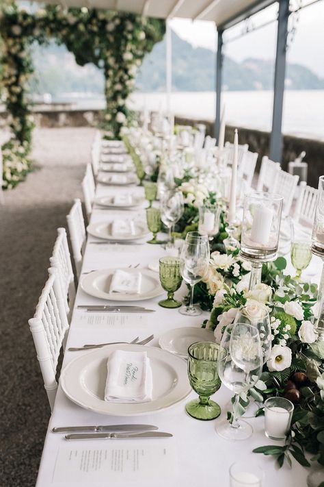 Royal Family Weddings, Green Table Settings, Wedding Feast, Fresh Floral Arrangements, White Table Settings, Wedding Glassware, Engagement Dinner, Table Arrangements Wedding, White Tablecloth