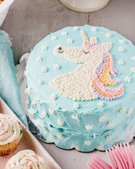 Flat Unicorn Cake, Small Unicorn Cake, Theme Cakes For Kids, Unicorn Theme Cake, Unicorn Cake Design, Cakes For Kids, Cake Unicorn, One Layer Cakes, Birthday Sheet Cakes