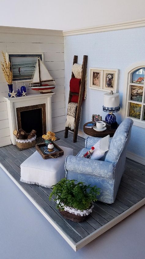 Miniature Living Room Ideas, Mini Rooms Miniatures, Miniature Living Room Diy, Living Room Diorama, Lantern Diorama, Living Room Miniature, Beach Diorama, Bedroom Diorama, Miniature Beach Scene