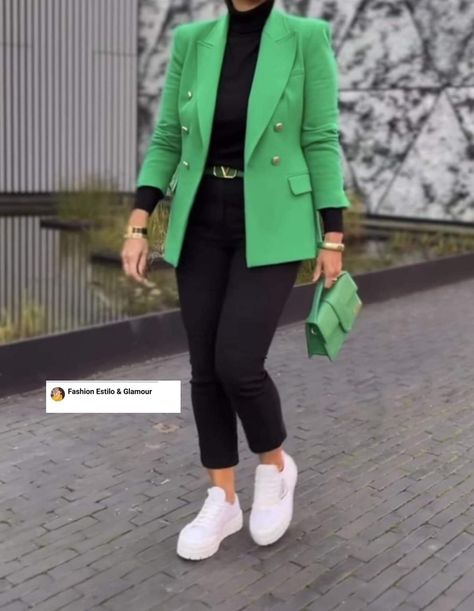 Saco Verde Mujer Outfit Casual, Outfits Con Blazer Verde, Green Blazer Outfit Work, Blazer Verde Outfits Mujer, Look Blazer Verde, Green Blazer Outfits, Green Blazer Outfits For Women, Green Blazer Outfit, Casual Bar Outfits