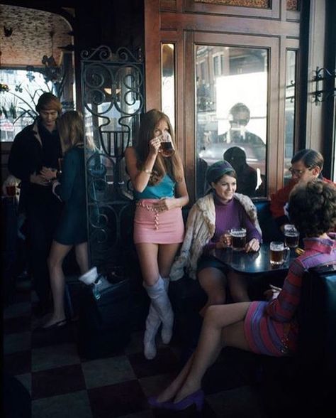 A pub in Kings Road, 1967. Photo by David Hurn. Swinging 60s, Swinging London, 60s 70s Fashion, London Pubs, Swinging Sixties, Sixties Fashion, Retro Mode, Old London, Mod Fashion