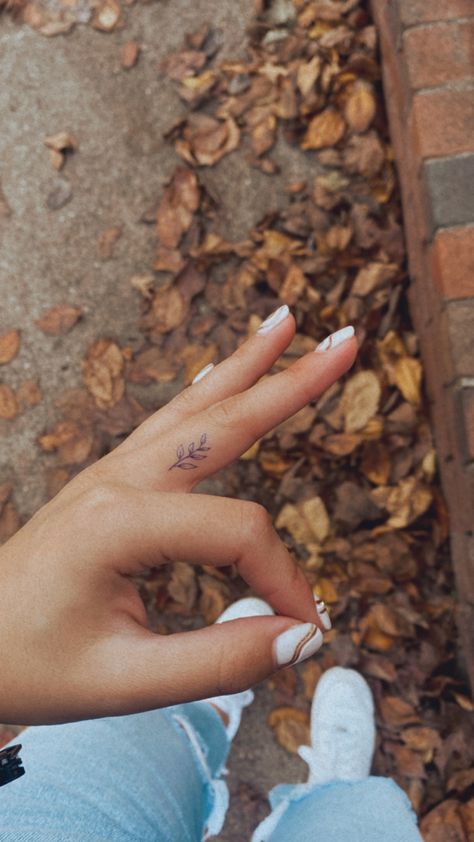 #smalltattoo #tattoo #tattoodesign #flowertattoo Finger Tree Tattoo, Tattoo Inside Finger, Book Finger Tattoo, Tiny Flower Hand Tattoo, Daisy Tattoo Finger, Tree Finger Tattoo, Finger Plant Tattoo, Small Plant Finger Tattoo, Green Thumb Tattoo