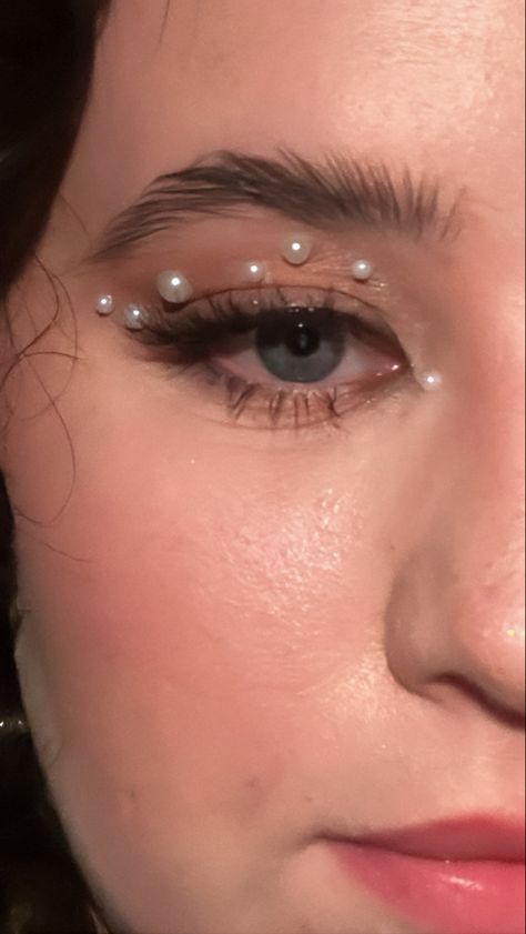 Pearl Makeup Hooded Eyes, Pearl Eyes Makeup, Pearl Makeup Aesthetic, Pearl Tears Makeup, Prom Makeup With Pearls, Pearl Eye Look, Eye Makeup With Crystals, Eye Makeup With Pearls, Pearl Makeup Looks