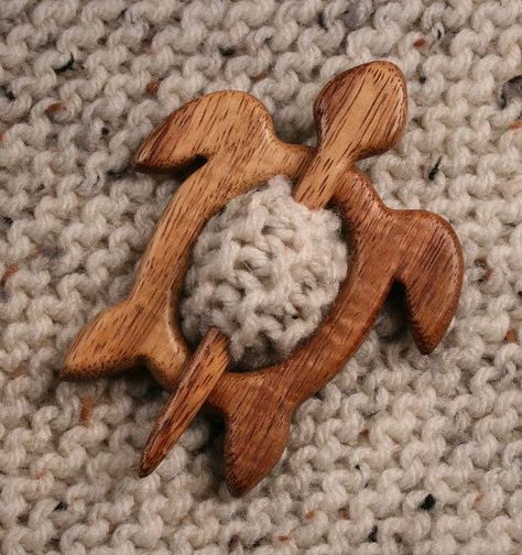 Learn All You Need To Know About Wood Whittling - Bored Art Wood Whittling, Art Sculpture En Bois, Tre Kunst, Scarf Pins, Wood Turtle, Bored Art, Wooden Brooch, Turtle Brooch, Shawl Pin