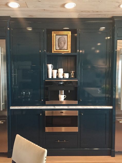 High gloss teal cabinets (Sherwin Williams?) via design indulgence High Gloss Room, High Gloss Painted Kitchen Cabinets, High Gloss Bathroom Cabinets, Laquer Painted Cabinets, Glossy Cabinets Kitchen, Kitchen High Gloss, High Gloss Dining Room, Lacquered Cabinets, High Gloss Cabinets