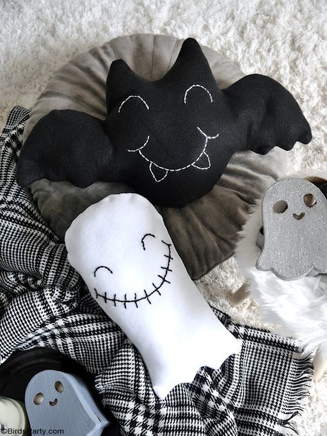 Cute DIY Halloween Throw Pillows - easy Halloween accent pillows to make and decorate your home! It's also a great craft activity to make with kids! by BirdsParty.com @birdsparty #diy #halloween #halloweendecor #halloweencushion #halloweenpillow #cutehalloween #cozyhalloween #halloweencrafts Halloween Pillows Diy, Pillows To Make, Halloween Throw Pillows, Halloween Craft Activities, Pillows Diy, French Crafts, Halloween Throw Pillow, Fabric Pen, Halloween Pillows