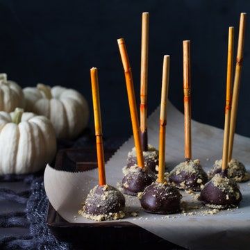 Cheesecake Pops Recipe, Chocolate Covered Cheesecake, Frozen Pops, Cheesecake Pops, Snack Mix Recipes, Chocolate Drip, Pumpkin Chocolate, Pumpkin Cheesecake, Snack Mix