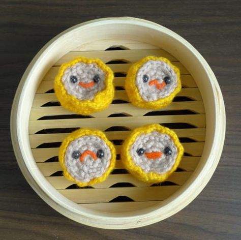 Crochet your own adorable amigurumi siu mai with our free crochet pattern and step-by-step tutorial! These popular dim sum staples look adorable in their bamboo steamer and various expressions! Make them for all your foodie and dim sum loving friends! Siu Mai, All About Ami, Food Patterns, Crochet Food, Yarn Diy, Play Food, Dim Sum, Amigurumi Free Pattern, Cute Crochet