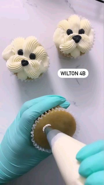 Metdaan Cakes, Puppy Cupcakes, Dog Cupcakes, Cupcake Decorating Tips, Decorações Com Comidas, Puppy Cake, Cake Pastry, Pastry Recipe, Cupcake Cake Designs