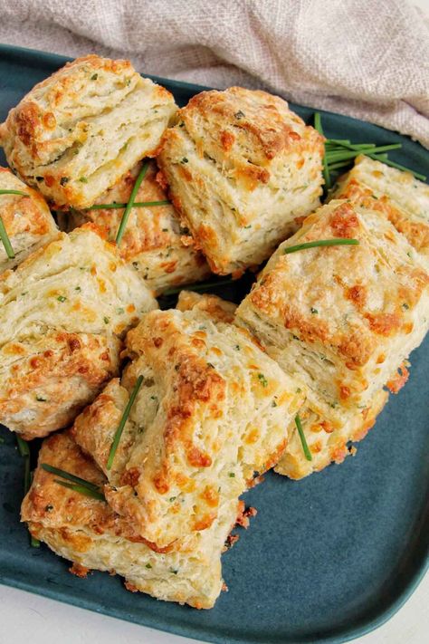 I'm obsessed with these cheddar chives biscuits. They're SUPER flaky, with lots of layers! I love cheesy biscuits, especially as a side dish for Thanksgiving. Biscuits are the best and quick homemade bread to make! This recipe is really easy and you probably already have most of the items in your fridge. Instead of using buttermilk, this recipe uses Greek yogurt. Thanksgiving Biscuits, Quick Homemade Bread, Cheddar Chive Biscuits, Greek Yogurt Biscuits, Yogurt Biscuits, Chive Biscuits, Cheddar Biscuit, Cheesy Biscuits, Bread To Make