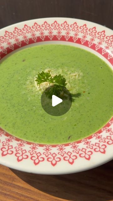 BRICEIDA on Instagram: "Sopa ANTI-ANEMIA 

Ingredientes:

1 manojo de espinaca 
1 puño de perejil fresco 
1 chayote 
1 calabaza 
1/4 cebolla picada finito 
1 diente de ajo 
3 cucharadas de crema 
1/2 taza de leche 
1 cucharada de mantequilla 

Fácil , nutritivo y delicioso 🤤 

#instagood #instareels #instafood #foodphotography #foodstagram #foodie #cocina #sopa #healthyfood #delicious #cocinareal #comidasaludable #soybriceida" Chicken Chayote Soup