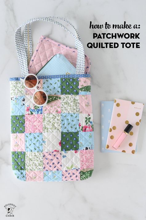 Use your Fabric Scraps to Make a Patchwork Quilted Tote Bag Sewing Patchwork Ideas, Patchwork Tote Bags Free Pattern, Diy Quilted Tote Bag, Patchwork Projects Ideas, Sewing Tote Bags Pattern Free, Quilted Bag Patterns Free, Diy Quilted Bag, Country Bags, Quilted Tote Bags Patterns