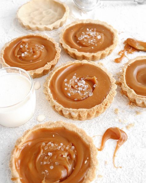 6 Ingredient Salted Caramel Tartlets - The Little Blog Of Vegan Salted Caramel Tartlets, Caramel Tartlets, Butterscotch Tart, Caramel Tarts, Vegan Caramel Apple, Salted Caramel Tart, Caramel Apple Cake, Caramel Filling, Easy Caramel