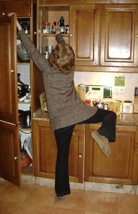 20 worst things about being short. #9. Kitchens weren't made for you. MY LIFE. Short People Memes, Life Is Unfair, Short People Problems, Being Short, Short Girl Problems, Short Person, People Problems, Lose 5 Pounds, Short People