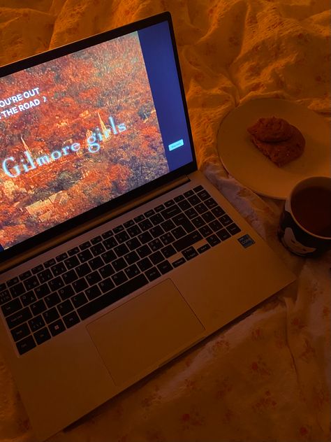 gilmore girls autumn fall spooky season halloween aesthetic rory gilmore room inspo pinterest cookies tea bedroom Golmore Girls Aesthetics Fall, Gilmore Girls Astethic, Gilmore Girls Asthetics, Gilmore Girls Room Aesthetic, Rory Gilmore Room, Tea Bedroom, Eva Aesthetic, Aesthetic Rory Gilmore, Gilmore Girls Autumn