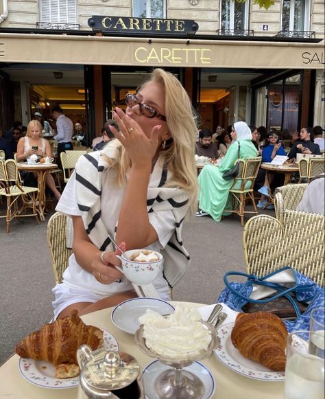 instagram: barbarakristoffersen Europe Cafe Aesthetic, Paris Study Abroad, Parisienne Aesthetic, Barbara Kristoffersen, College Student Needs, Italian Summer Outfits, Paris Girl, Parisian Lifestyle, Paris Summer