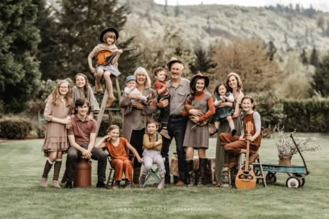 Group Family Pictures, October Photoshoot, Large Family Pictures, Large Family Photography, Extended Family Pictures, Large Family Portraits, Extended Family Photography, Summer Family Pictures, Family Photo Colors