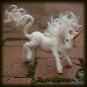 Needle-felted Unicorn by crocodiledreams.deviantart.com Felt Dragon, Felt Monster, Felting Animals, Needle Felting Ideas, Needle Felting Diy, 3d Figures, Felted Art, Felting Ideas, Wool Roving