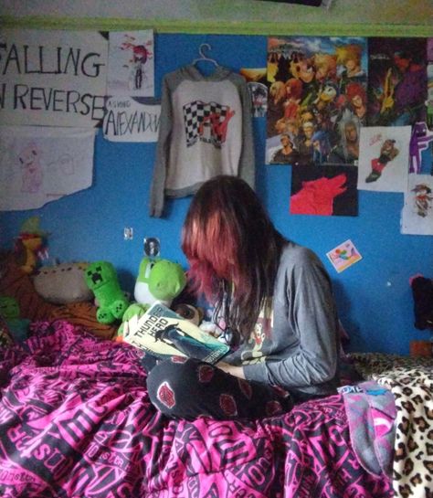 Scene Kid Room, Emo Bedroom, Emo Room, 2000s Room, Scene Room, 2000s Scene, Scene Bedroom, Emo 2000s, 2000s Nostalgia