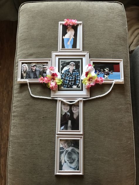 Diy Wood Cross Projects, Cemetery Crosses Diy, Diy Memorial Cross Ideas, Diy Picture Frames Ideas Crafts Wall Art, Cross Christmas Tree Diy, Diy In Memory Of A Loved One Ideas, Diy Cross Crafts, Cross Decor, Christian Diy Gifts