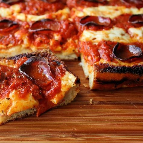 Detroit Style Pizza Recipe, School Cafeteria Food, Detroit Style Pizza, Detroit Pizza, Food Wishes, School Cafeteria, Easy Pizza, Pizza Recipe, Good Pizza