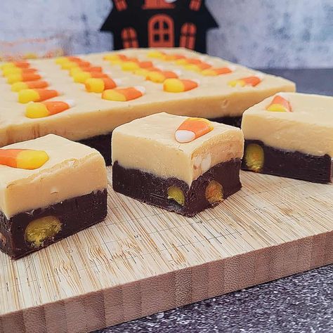 Halloween Candy Corn Fudge Homemade Halloween Candy, Halloween Fudge, Halloween Candy Recipes, Homemade Halloween Treats, Candy Corn Recipe, Corn Food, Scary Food, Halloween Candy Corn, Themed Desserts