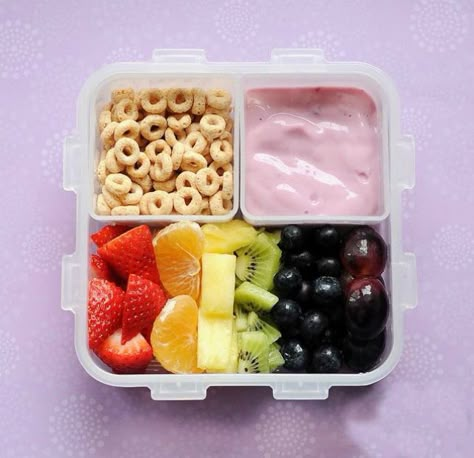 Use fruit, yogurt and cereal to make this healthy snack. Bento Box Recipes, Resep Salad, Toddler Lunches, Healthy School, Resep Diet, Healthy School Lunches, Work Lunch, Idee Pasto Sano, Lunch Snacks