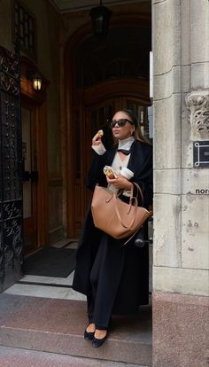 Old Money Black Outfit, Outfit Uni, Polene Bag, Black Coat Outfit, Paris Lifestyle, October Outfits, Purse Outfit, Fall Fashion Trends Women, Winter Fashion Outfits Casual