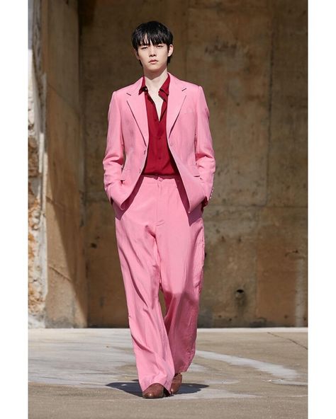 Pink Suit Men, Working Smart, Runway Outfits, King Fashion, Pastel Outfit, Pink Suit, Movies Outfit, Man Fashion, Men’s Suits