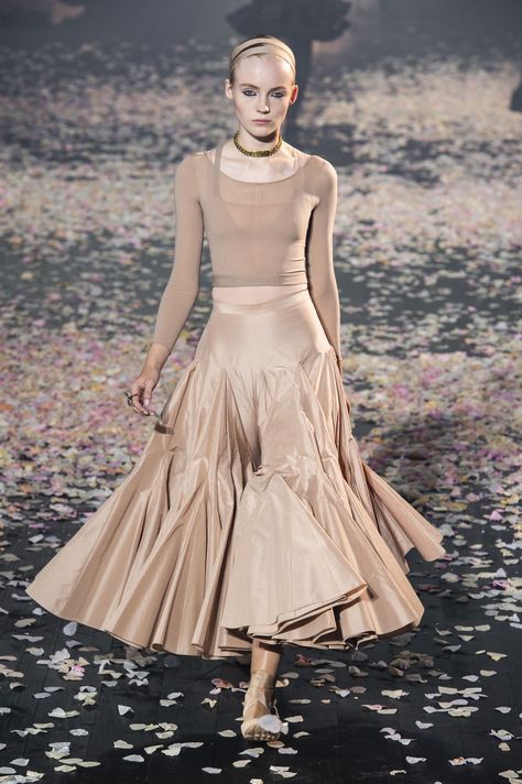 Christian Dior's Spring 2019 Collection Is an Homage to the Power of Dance Dior Fashion, Party Skirt, Dance Fashion, Summer Fashion Trends, Autumn Fashion Women, Fashion Details, Outfits Casuales, Fashion Week Spring, Couture Fashion