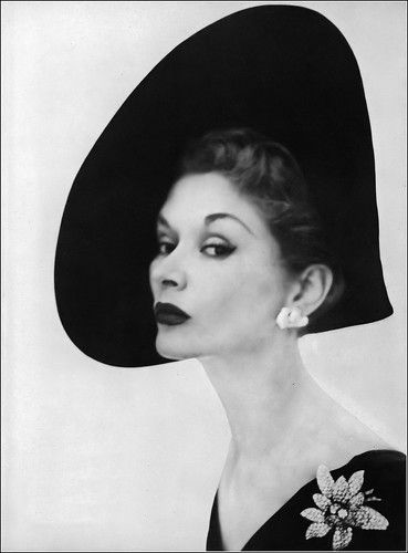 Lisa Fonssagrives, Erwin Blumenfeld, 1959 Fashion, Hattie Carnegie, Vintage Millinery, Velvet Hat, 40s Fashion, Van Cleef Arpels, Diamond Flower