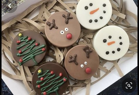 Christmas Oreo Pucks, Dipped Desserts Ideas, Chocolate Dipped Oreos Christmas, Chocolate Covered Oreo Ideas, Christmas Dipped Oreos, Cake Puck Designs, Christmas Cake Pucks, Fall Chocolate Covered Oreos, Dipped Oreos Christmas