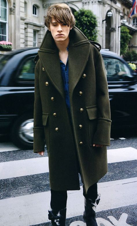 Burberry Military Style Mens Coat Herren Style, Men With Street Style, Green Coat, Vest Fashion, Mens Vest, Season Autumn, Military Fashion, Mens Street Style, Look Fashion