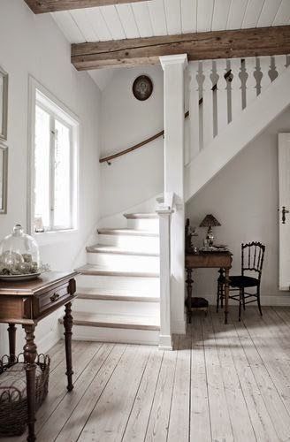 Old stuff that doesn't look cluttered and overwhelming - Air to Breathe - The New Victorian Ruralist Townhouse Remodel, Farmhouse Staircase, Comfy Decor, Farmhouse Designs, Staircase Ideas, Magic House, Staircase Decor, Harlequin Pattern, Decor Ikea