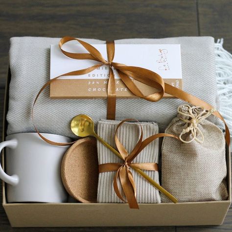 Cozy Hygge Gift Box Pamper Baskets, Beige Throw Blanket, Best Thank You Gifts, Hygge Gifts, Gifts Box, Gift Boxes For Women, Personalised Gift Boxes, Cadeau Diy, Curated Gift Boxes