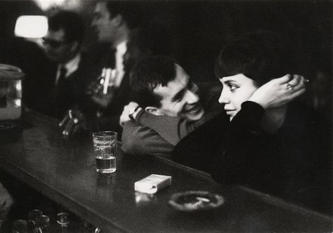 Paul Almasy's romantic portraits reveal a sense of life that Parisians in the mid-20th century lived—one filled with simple, daily pleasures Thomas Carlyle, Black And White Photograph, Night Pictures, Foto Art, White Picture, Black And White Pictures, White Photo, Two People, A Bar