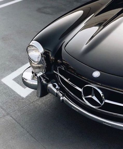 Photo Mercedes Auto, Automotive Detailing, Carros Vintage, Bmw Classic Cars, Old Vintage Cars, Auto Retro, Mercedes Sl, Classic Car Show, Gents Fashion