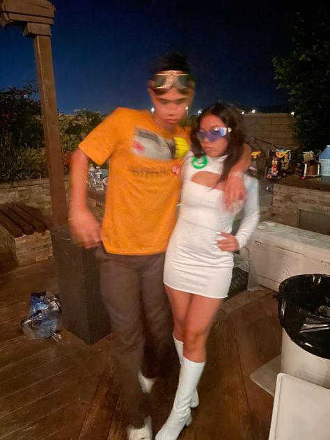 Halloween Coustomes Idea Couple, Underrated Couple Costumes, Wall·e And Eve Couple Costume, Walle Halloween Costumes, Wall·e And Eva Halloween Costume, Walle Halloween Costume, Wallie Eve Costume, Wallet And Eve Costume, Trendy Couples Costumes