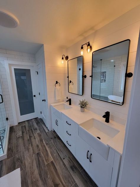 EXPERT SOLUTIONS FOR BATHROOM RENOVATIONS Raised Ranch Bathroom Remodel, Easy House Renovations, Master Bath No Tub, Fixer Upper Bathroom Ideas, Connecting Bathroom, Bathroom Reno Ideas, Barndo Interior, Ideas For Bathrooms, Land House