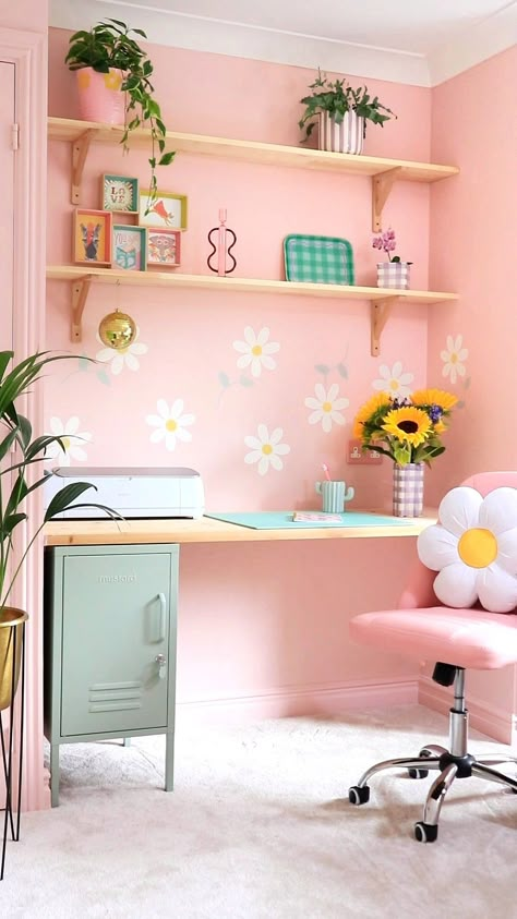 Pink office Colorful Office Space, Bureau D'art, Pink Home Office, Pastel Interior, Big Girl Bedrooms, Pink Office, Pastel House, Interiors Inspiration, Cactus Pot