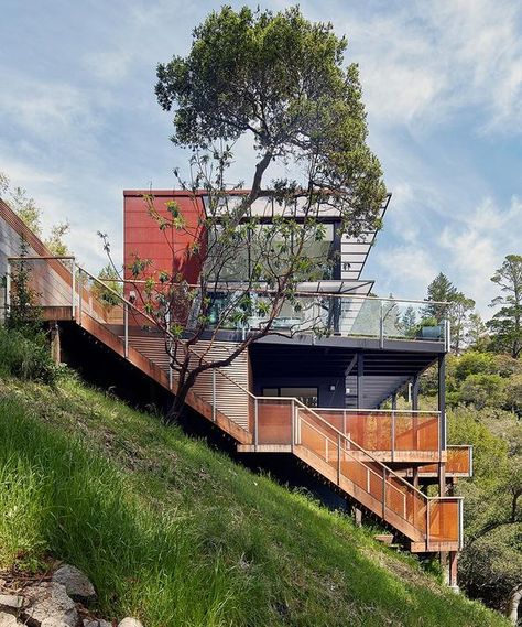 House On Side Of Hill, Downward Sloping House Designs, Houses On Hillside Design, Houses Built Into Hillside Design, Lake House On Steep Slope, House In Slope, Slope House Design Architecture, Uphill House Design, Hillside Adu