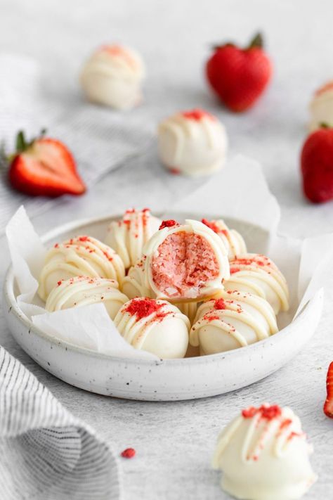 These truffle like Strawberry Cake Balls are the perfect bite-sized dessert with a soft and chewy center and a white chocolate shell. Loaded with rich strawberry flavor. Strawberry Cake Balls, Strawberry Truffles, Strawberry Truffle, Strawberry Cake Pops, Chocolate Covered Strawberry Cake, Strawberry Cake Filling, Cake Ball Recipes, White Chocolate Candy, Strawberry Cake Mix