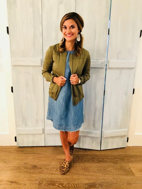 One Chambray Dress, Ten Ways – Just Posted Dress With Jacket Outfit, Chambray Dress Outfit, Shift Dress Outfit, Chambray Shirt Outfits, Denim Dress Style, Dress Outfit Winter, Denim Dress Outfit, Jean Shirt Dress, Style Shirt Dress