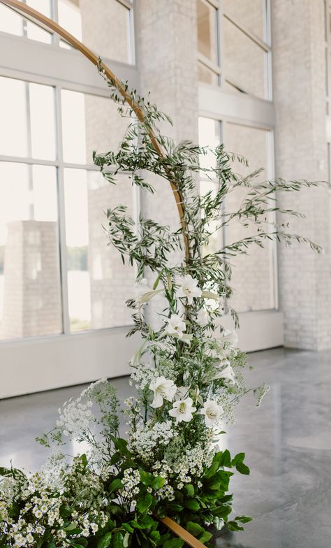 Circle Alter Wedding, Wedding Floral Design, Round Backdrop With Flowers, Circle Arbor, Circle Arch Backdrop, Wedding Circle Arch, Circle Arch, Floral Wedding Backdrop, Circle Arch With Greenery