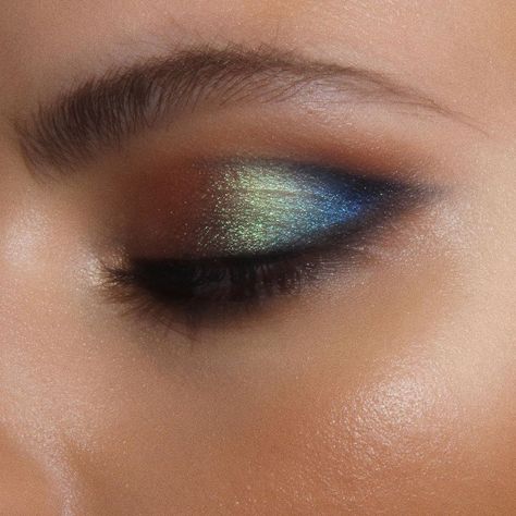 Dark Blue Eye Makeup, Peacock Eye Makeup, Peacock Makeup, Hairstyle Reference, Green Makeup, Green Eyeshadow, Makeup Wedding, Peacock Green, Hair Reference