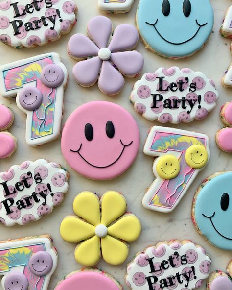 Smiley Theme Birthday Party, Smile Face Birthday Party, Smiley Face Themed Birthday Party, Smiley Face Cake Ideas, Smily Face Cakes, Smiley Face Party Decoration, Smiley Face Birthday Theme, Preppy Birthday Cookies, Happy Face Birthday Party Ideas