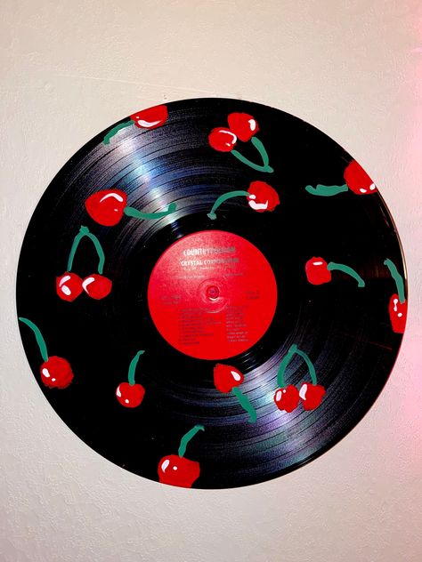 Record Disk Painting, Vynil Record Drawings, Things To Paint On Records, Vinyl Painting Ideas Easy, Cd Painting Aesthetic Vintage, Old Records Crafts, Painting On Records Vinyls, Records Painted, Lp Painting