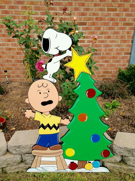 Charlie Brown Christmas Decorations, Snoopy Christmas Decorations, A Charlie Brown Christmas, Wood Yard Art, Christmas Cutouts, Christmas Yard Art, Brown Christmas, Christmas Yard Decorations, Peanuts Christmas