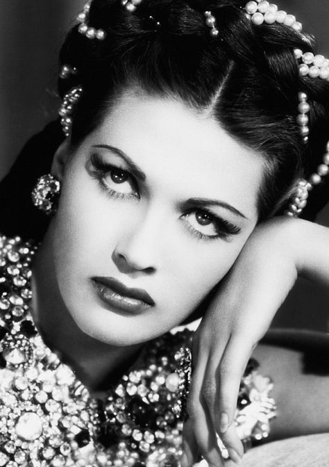 Yvonne De Carlo. Monochrome Photo, Yvonne De Carlo, Sean Penn, Classic Movie Stars, Actrices Hollywood, Catherine Deneuve, Hollywood Glam, Beauty Icons, Gwyneth Paltrow