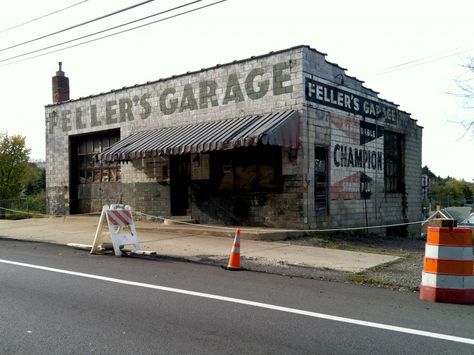 Champion Mechanics Garage Organization, Coffee House Cafe, Garage Photoshoot, Garage Loft, Workshop Tools, Cool Garages, Garage Style, Old Garage, Mechanic Garage